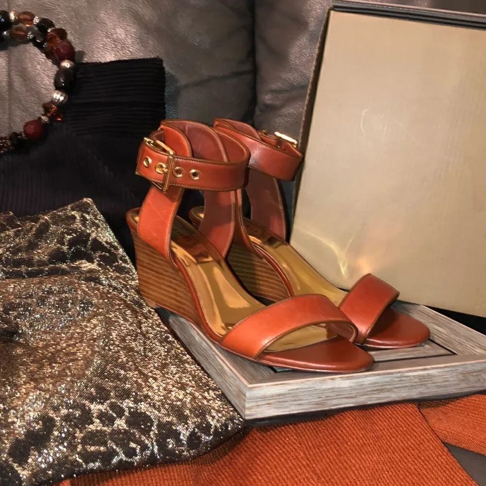 Ted Baker 39 Lernox Camel Brown Trim Stacked Wedge Sandals Gold Tone Hardware - Picture 4 of 16